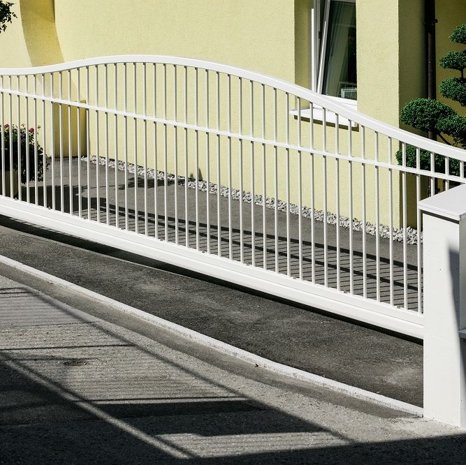 Einfahrtstor und Gehtor