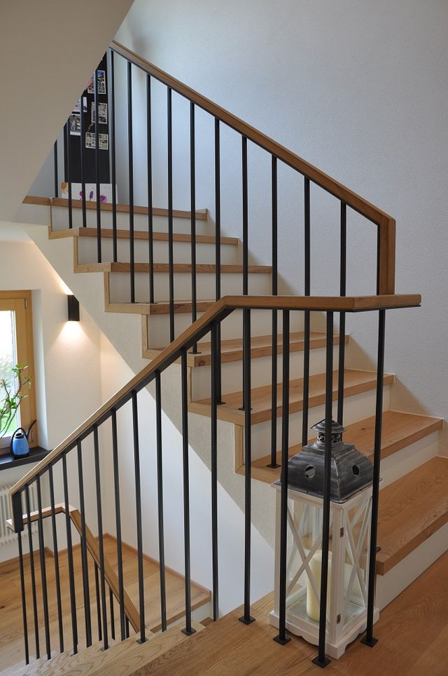 Innentreppe Holz braun Stahl schwarz