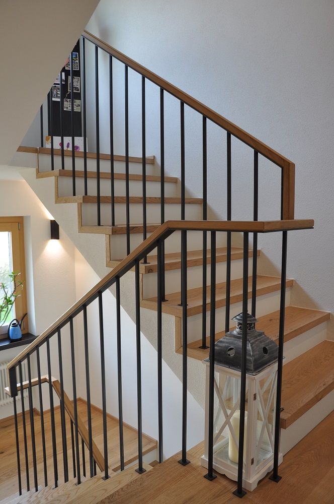Innentreppe Holz braun Stahl schwarz