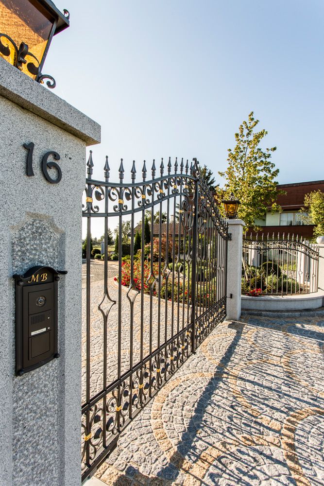 Eingangstor mit Hausnummer 16