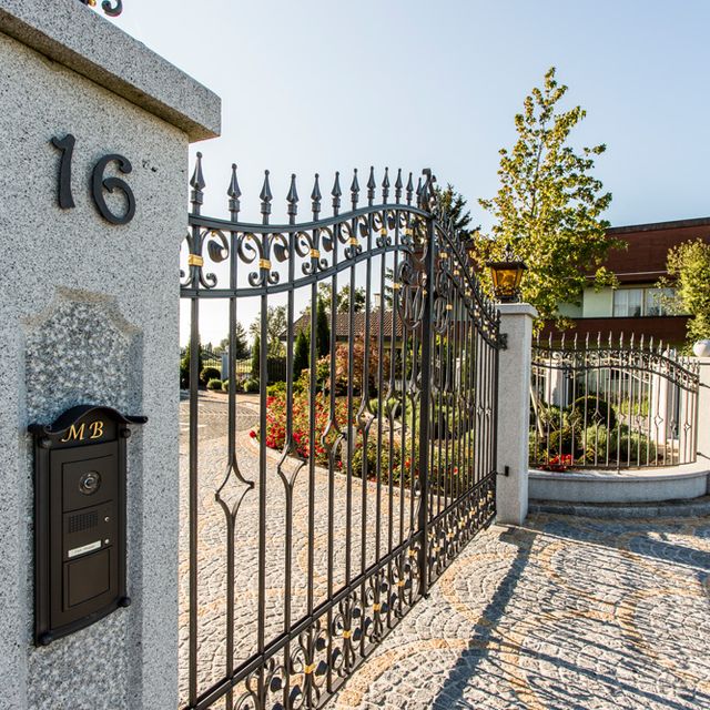 Eingangstor mit Hausnummer 16