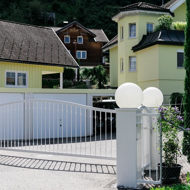Einfahrtstor und Gehtor