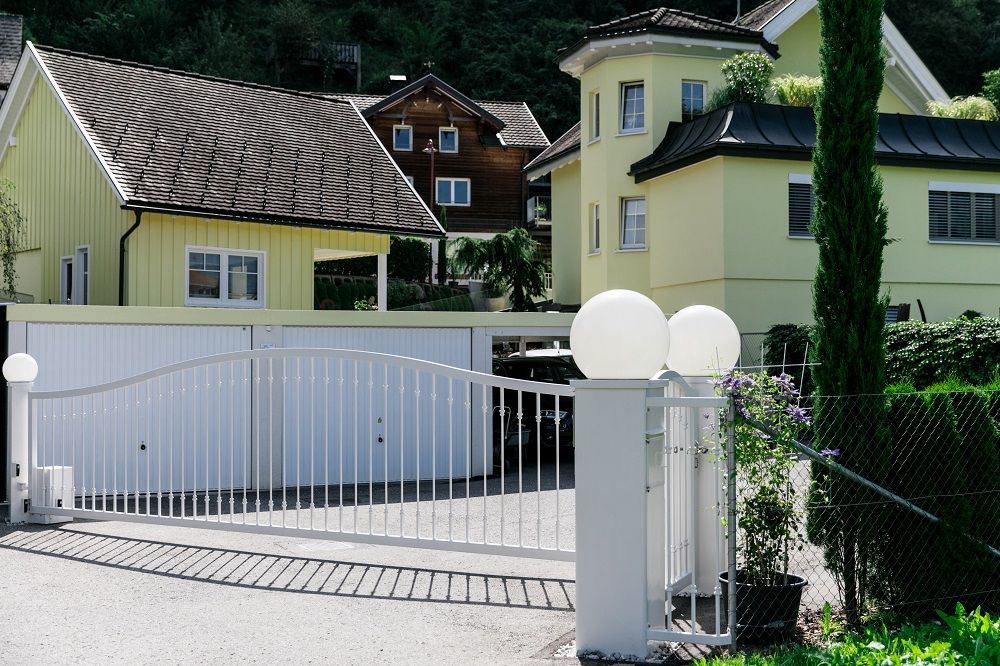 Einfahrtstor und Gehtor