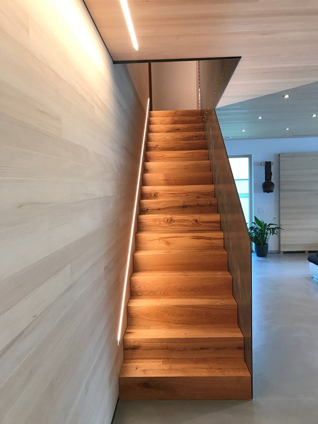 Beleuchtete Treppe Holz und Metall