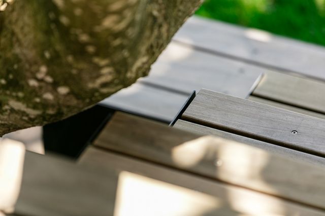 Nahaufnahme Holztreppe Stahlkonstruktion