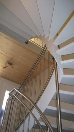 Holztreppe weiß braun Metallgeländer