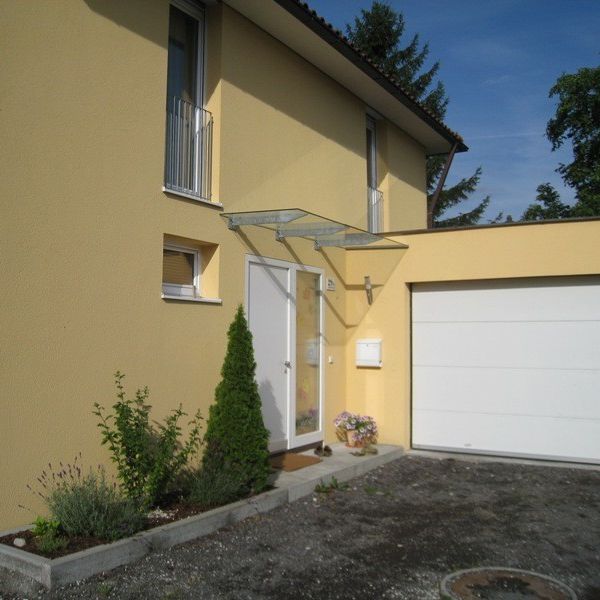 vordach haus gelb