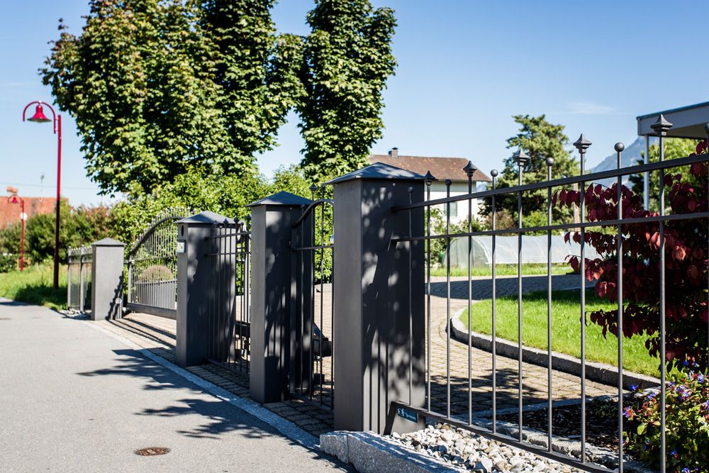 Einfahrtstor und Gehtor